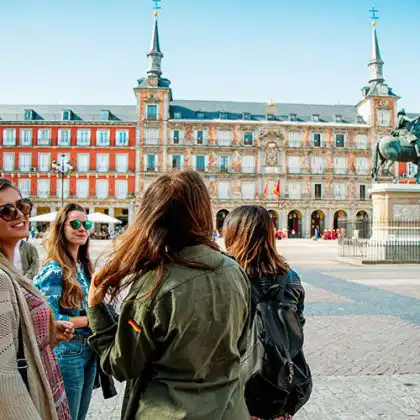 Brasileiras em praça de Madrid