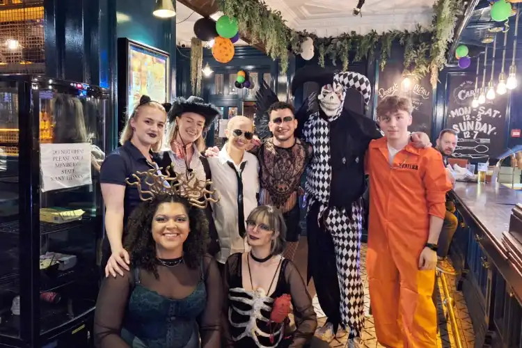 Grupo de amigos fantasiados no Halloween em Dublin