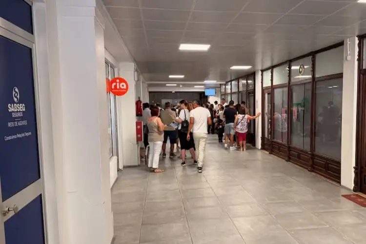 Fila para obter documentos em Portugal