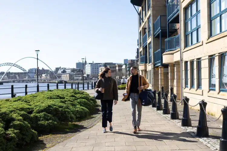 Casal conversando se a Inglaterra é um bom lugar para morar