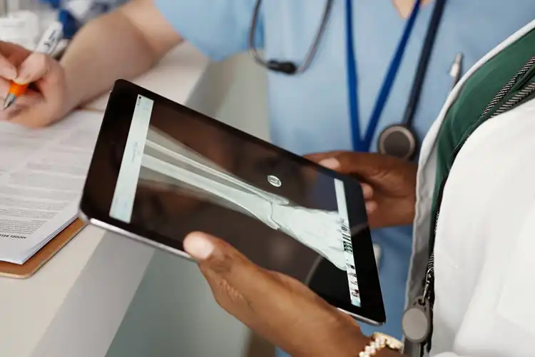 Médicos revisando uma radiografia