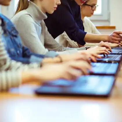 Alunos estudando no mestrado em Portugal