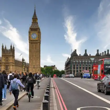 Pessoas caminhando em Londres