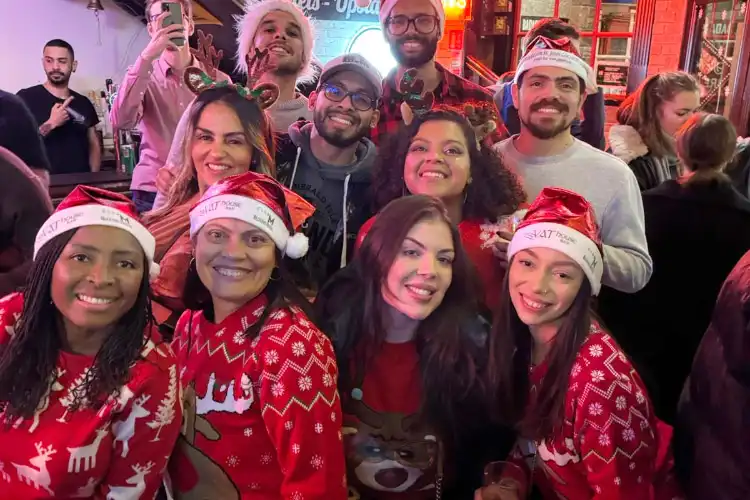 Grupo de amigos comemorando o natal na Irlanda