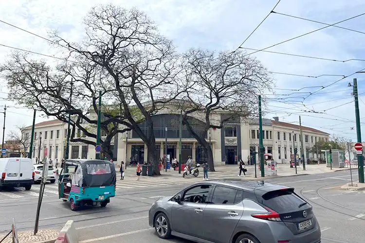 Trânsito em rua movimentada de Lisboa