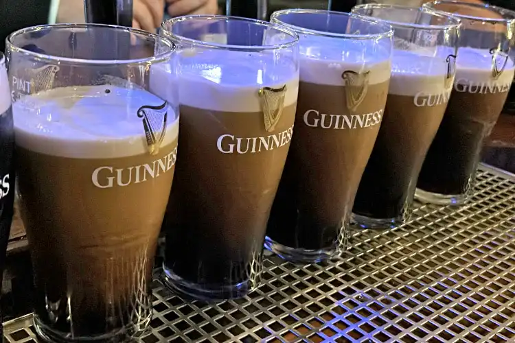 Pints de cerveja Guinness em pub irlandês
