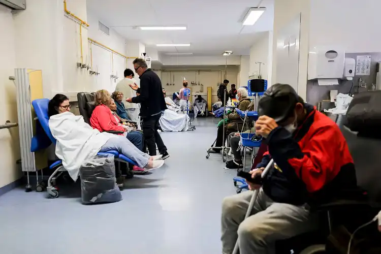 Pacientes aguardam atendimento