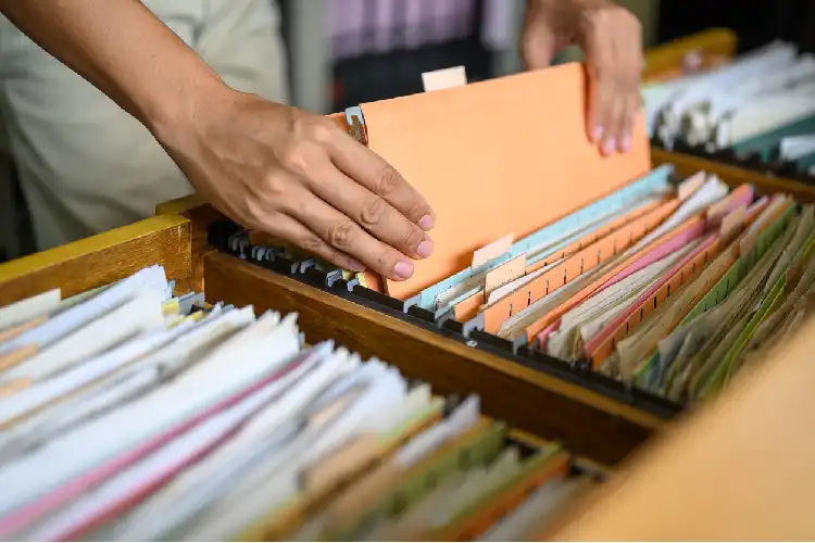Jovem buscando documentos