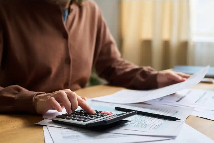 Homem calculando valores de documentos