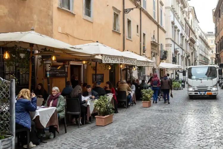 Rua com restaurantes em Roma
