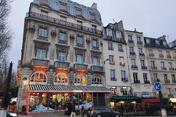 Querer estar em Paris e em São Paulo ao mesmo tempo.