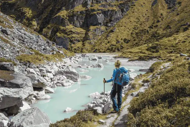 Mulher fazendo trekking nos alpes.