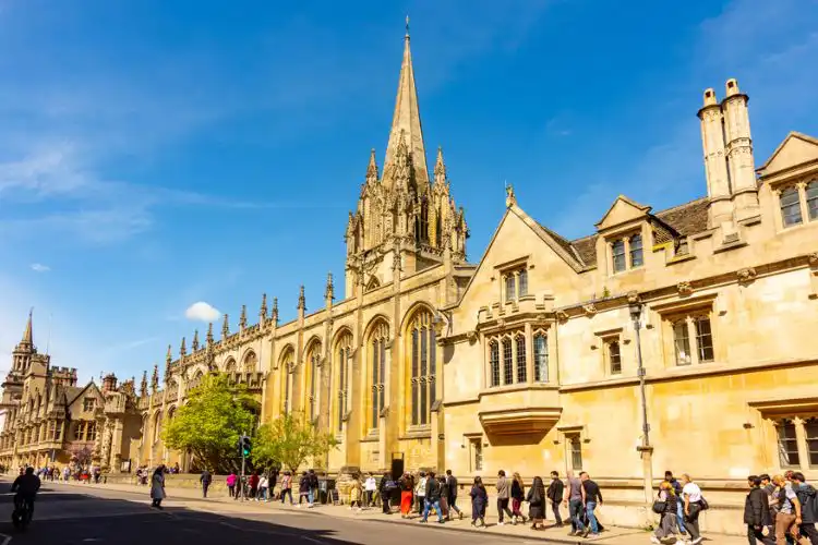 Fachada da Universidade de Oxford.
