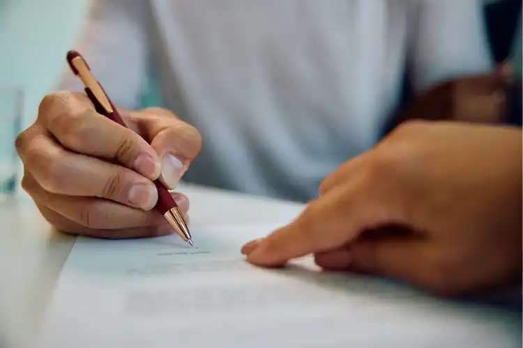 Close de pessoa preenchendo formulário para visto