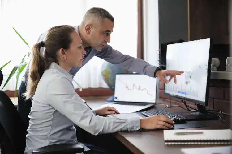 Empresários com plano de negócios