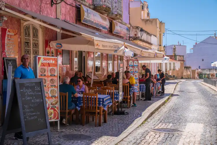 Há várias desvantagens e algumas desvantagens de viver no sul de Portugal