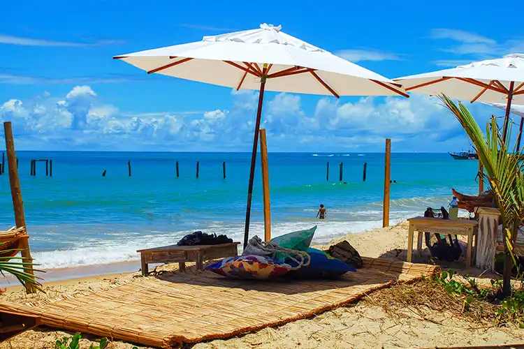 Guarda sol em praia de Porto Seguro