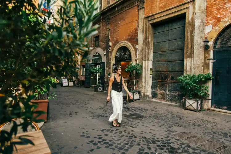 Mulher caminha em Roma