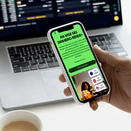 Wise lança opção de investimento e usuário consulta novidade no celular