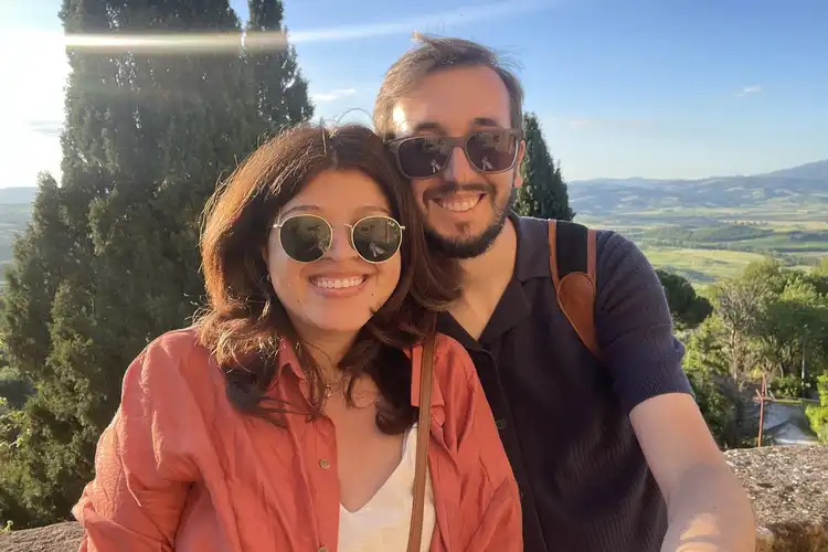 Casal em paisagem na Toscana, na Itália
