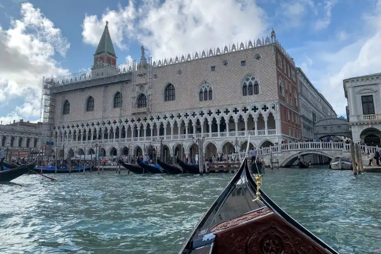 Gôndola chegando à cidade de Veneza