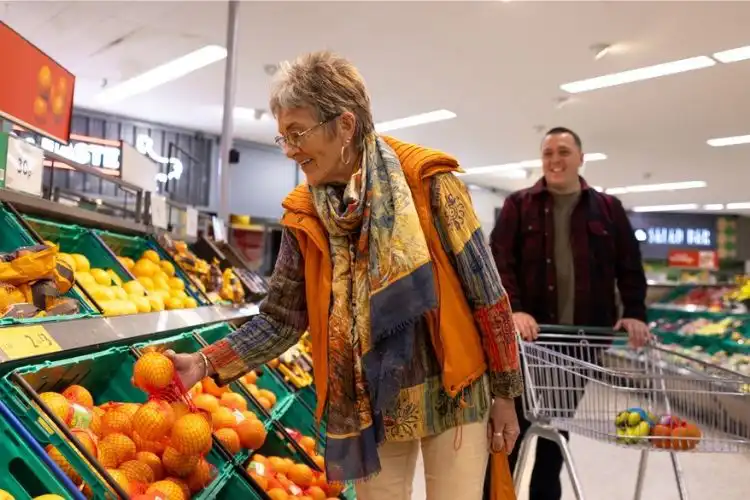 Senhora fazendo compras em mercado