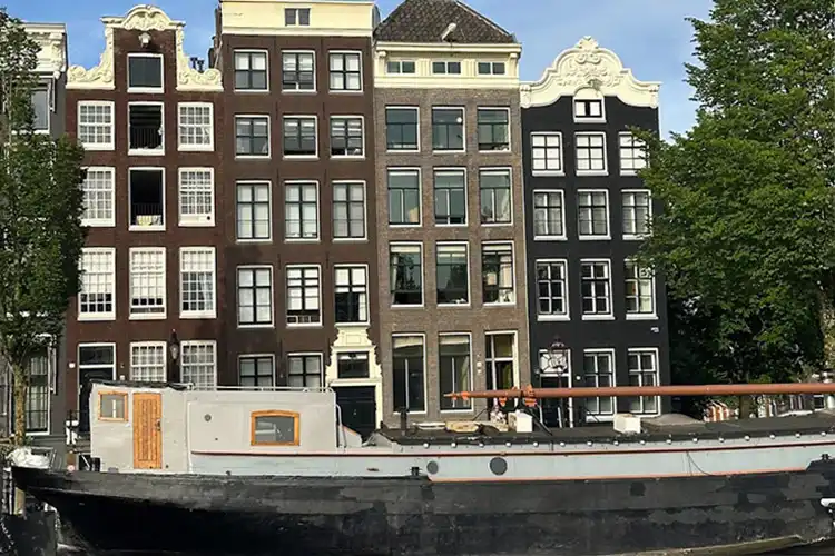 Prédios à beira do canal em Amsterdam