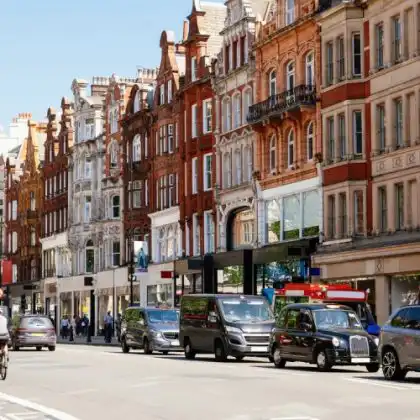 Carros em uma rua de Londres, na Inglaterra