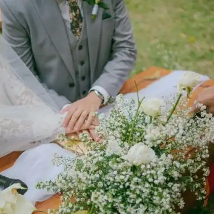 Casal durante sua cerimônia de casamento