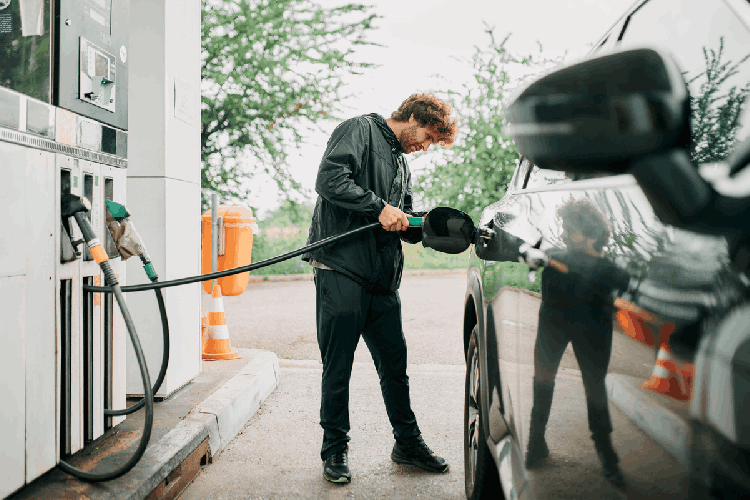Colocar gasolina na Europa é uma experiência diferente