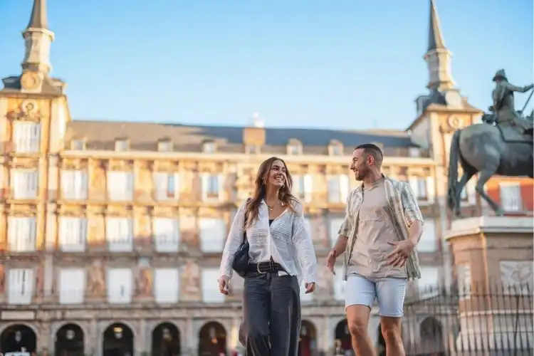 Casal caminhando na Praça Mayor de Madrid