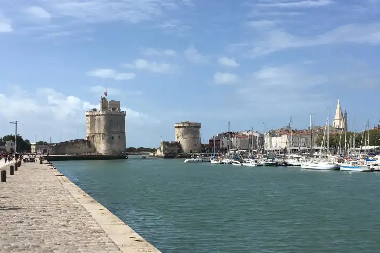 As torres de La Rochelle representam as chegadas e descobertas também para um estudante de curso de línguas na França