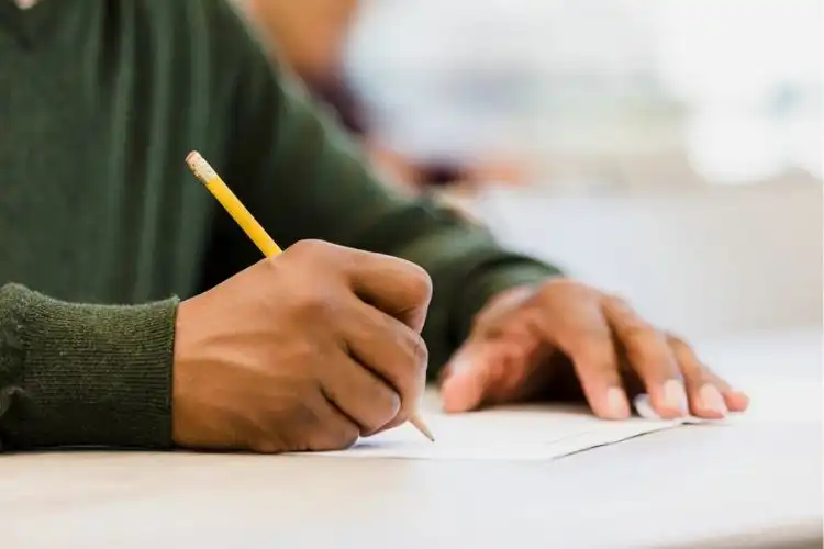 Pessoa fazendo prova de proficiência DELE