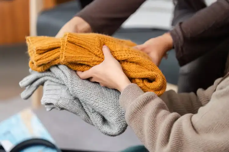 Roupas dobradas para colocar na mala