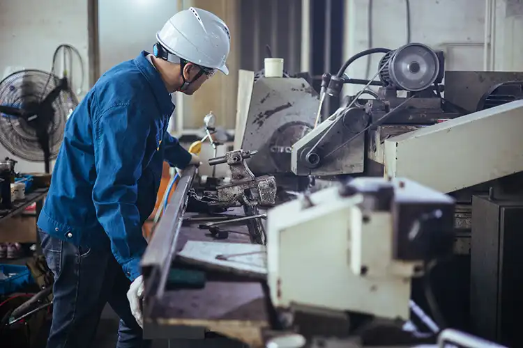 Trabalhador operando máquina em uma fábrica