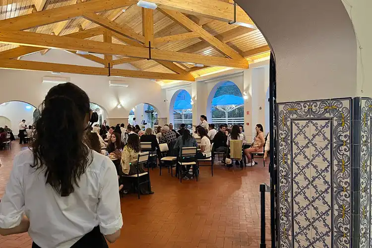 Restaurante em Lisboa com clientes e funcionários