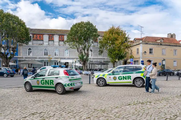 Para morar em Portugal, é recomendável regularizar a situação o quanto antes.