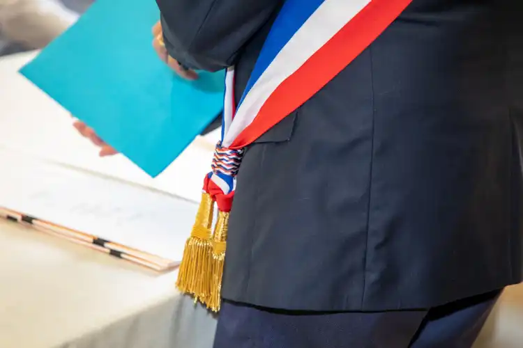 Cerimônia do casamento francês no civil é na prefeitura.