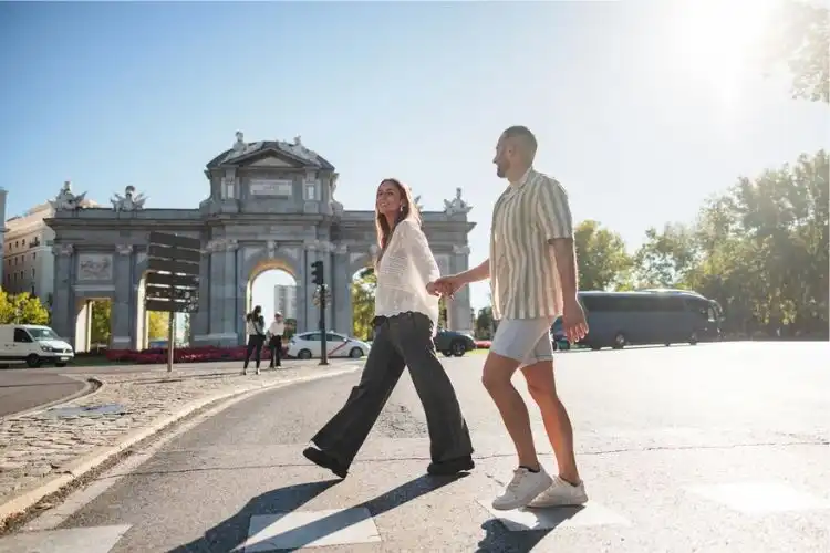 Casal passeando em Madrid após obter a cidadania espanhola por casamento
