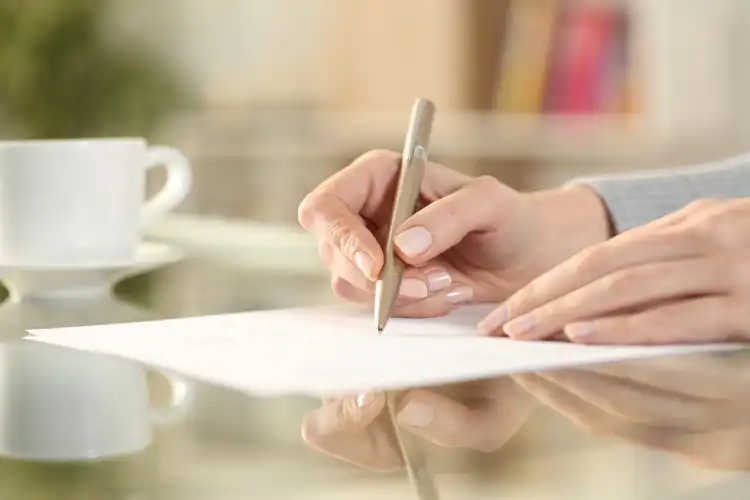Pessoa preenche formulário para requerer cidadania italiana por casamento.