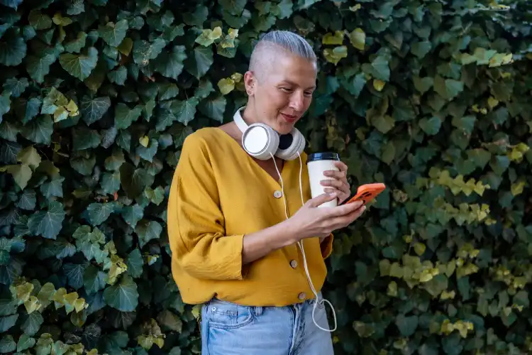 Estudante participando de aula online pela Preply no celular e avaliando se a plataforma vale a pena para aprender idiomas.