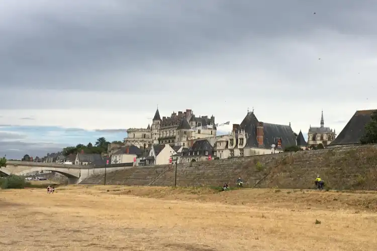 O castelo de Amboise é um monumento histórico que os estudantes podem conhecer ao fazer um curso de línguas na França