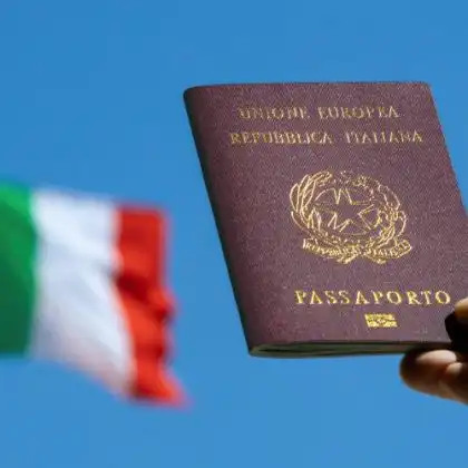 Passaporte italiano em mãos