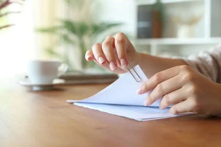 Pessoa enviando solicitação para a TIE após aprovação do arraigo social na Espanha