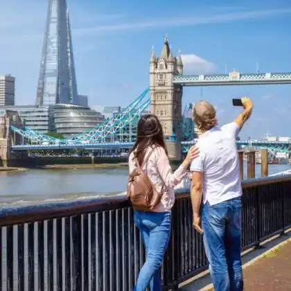 Casal tirando fotos da viagem para Inglaterra