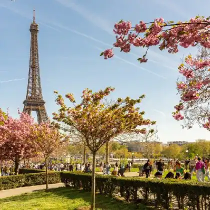 Turistas apreciam a Torre Eiffel, símbolo da França.