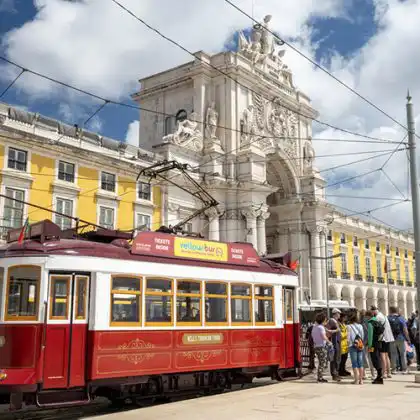 Turistas esperando para embarcar no bonde em Lisboa, atração típica ao viajar para Portugal