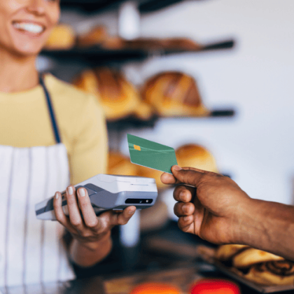 Pessoa faz pagamento por aproximação com cartão Visa Travel Money