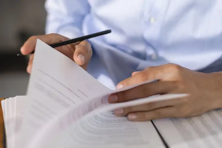 Jovem separa documentos para estudar na Itália