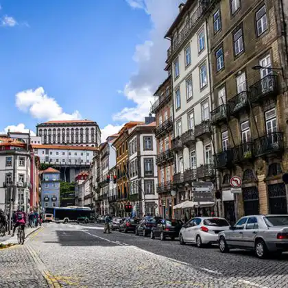 O aluguel de carro no Porto exige atenção se for dirigir dentro da cidade